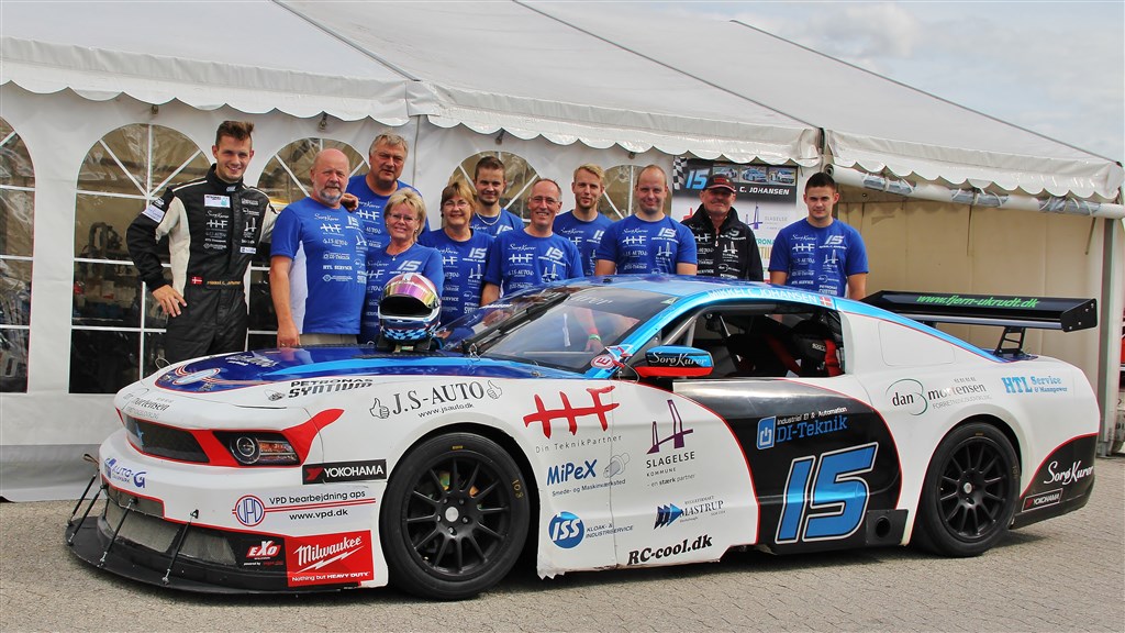 Mikkels C med hans team.
(Foto: Mikkel C. Johansen Racing Promotion)